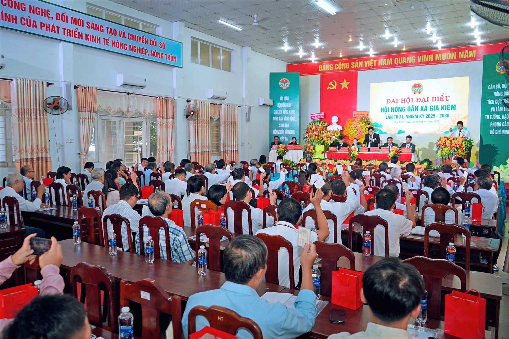 Trao 41 suất học bổng và 252 suất quà cho con em nông dân